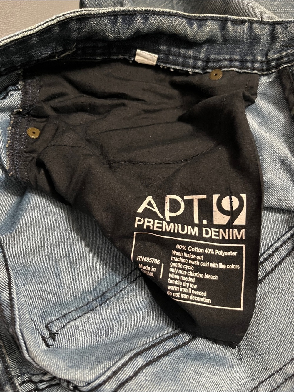 Apt.9 men’s jeans 34Wx30L
Back pockets have working snaps on flaps - Picture 4 of 4